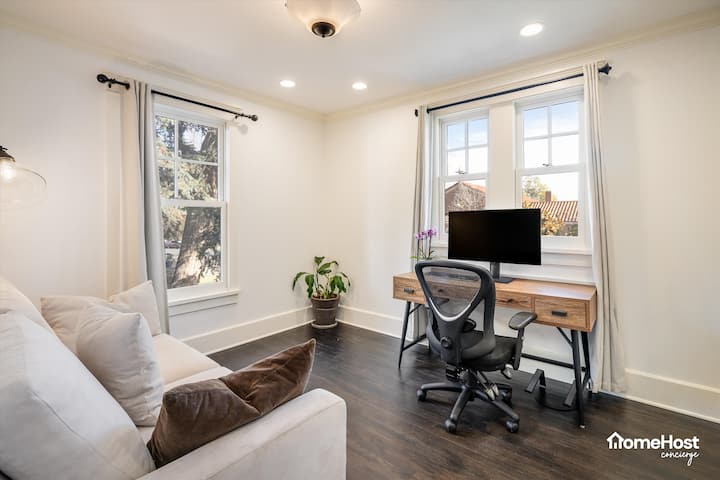 Espacio de trabajo y espacio adicional para dormir: sofá cama, cama matrimonial  