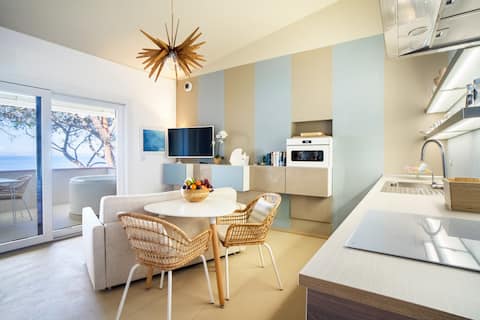 Annuncio Airbnb popolare: LUXORY SUITE BY THE SEA WITH JACUZZI a Quartu Sant'elena