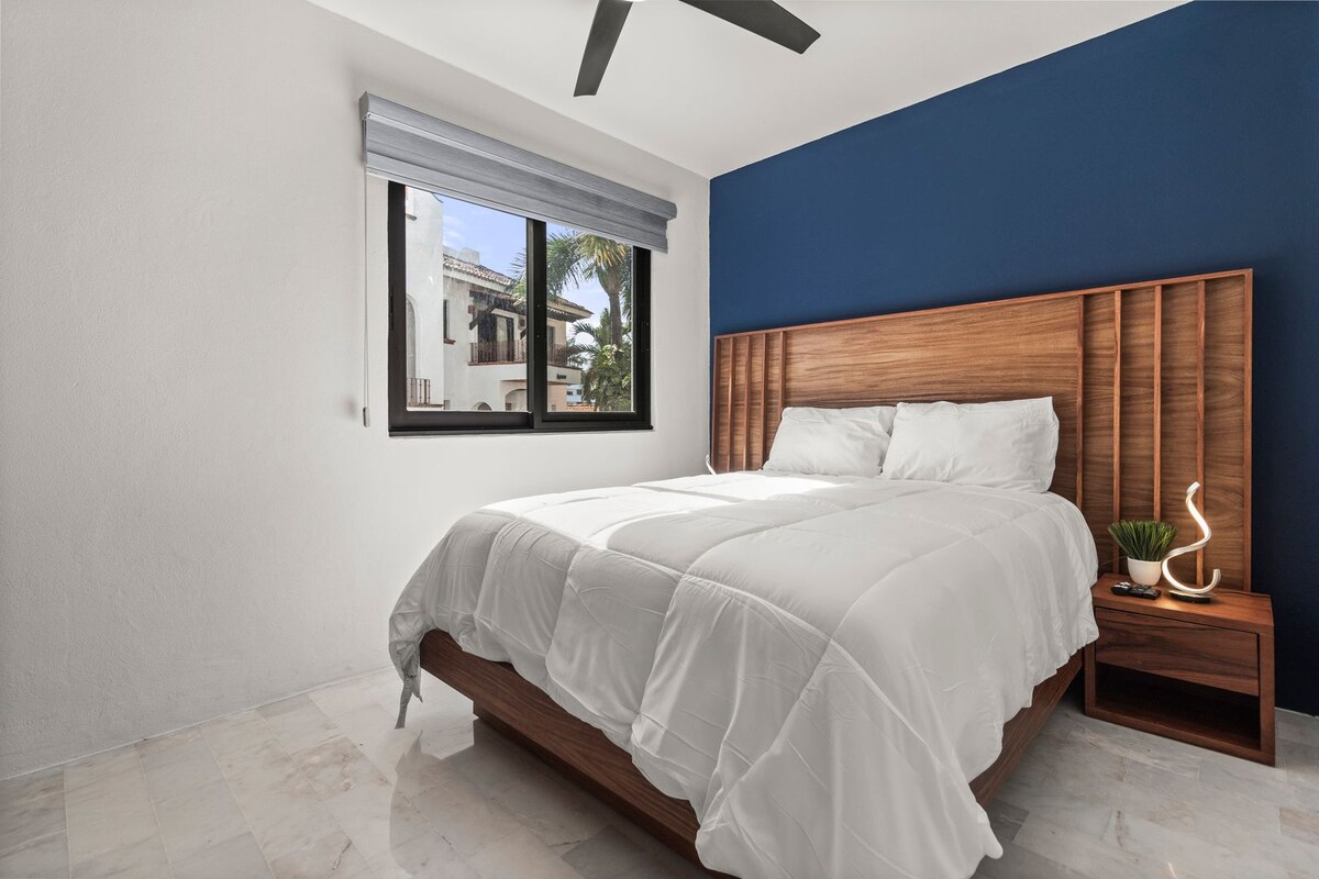 Beautiful modern lighting, smart TV, storage cabinet 