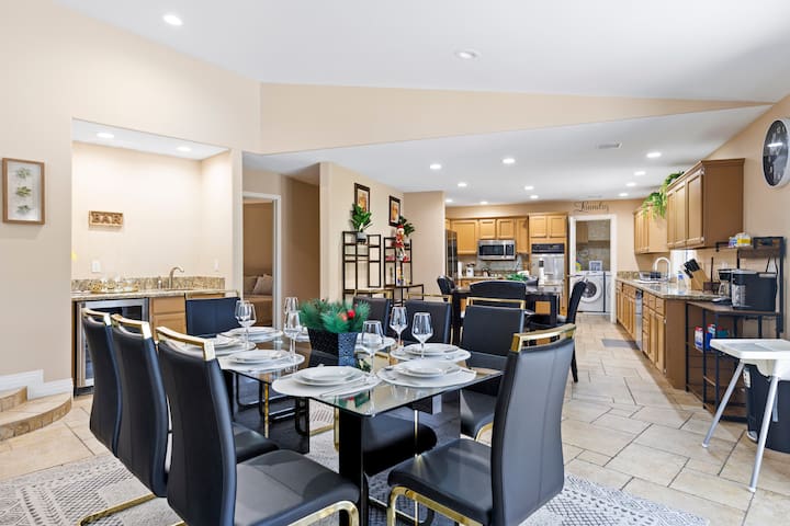 Gorgeous family house. 15 min to Strip (6 bedroom gallery image 5