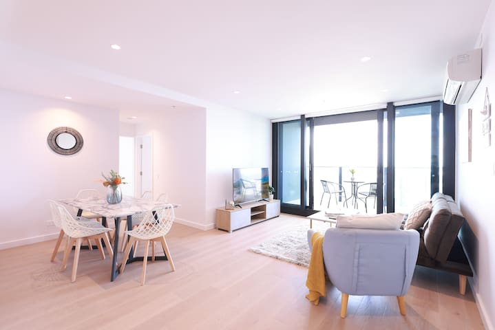 Skyline View| Free Parking + Pool| 9 mins to DFO