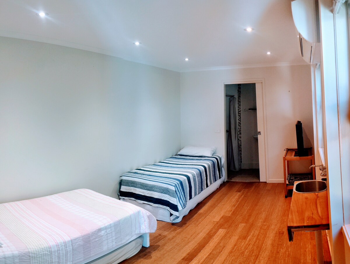 وحدة زجاجية مزدوجة مكيفة الهواء في المرآب (منفصلة عن البيت). مرحاض ودش ملحقان.