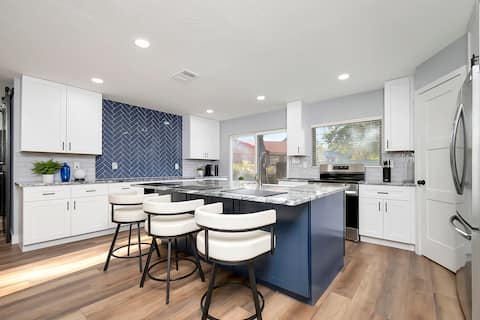 Popular Airbnb listing: The blue door-6 mi AT&T Stadium! in Euless