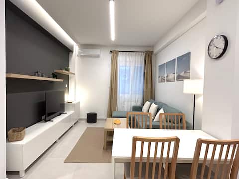 Popular Airbnb listing: Modern 1BR Apt Next to Pasalimani & Shops in Ζέα (Πασαλιμάνι)