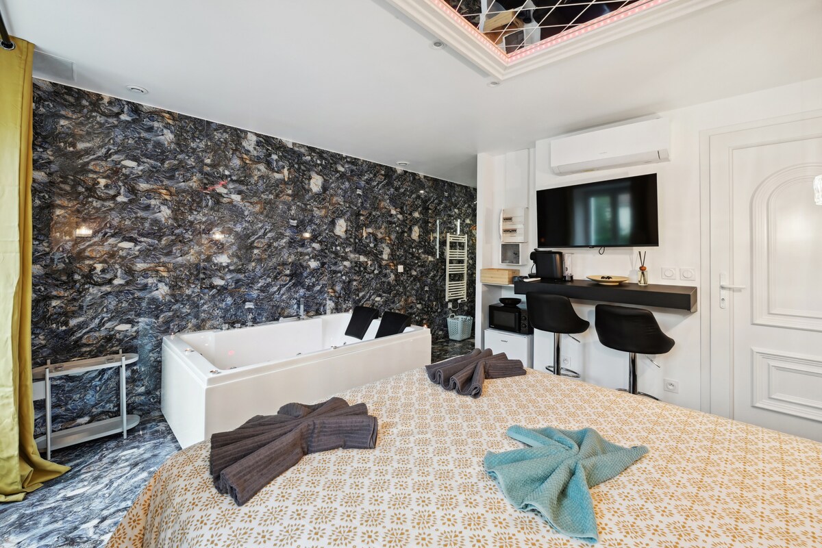 Top performing Airbnb: Love Room - The Creation of Adam with Jacuzzi in Corbeil Essonnes