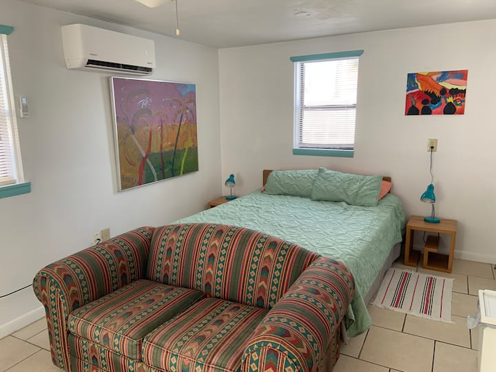 Светло и сончево студио.