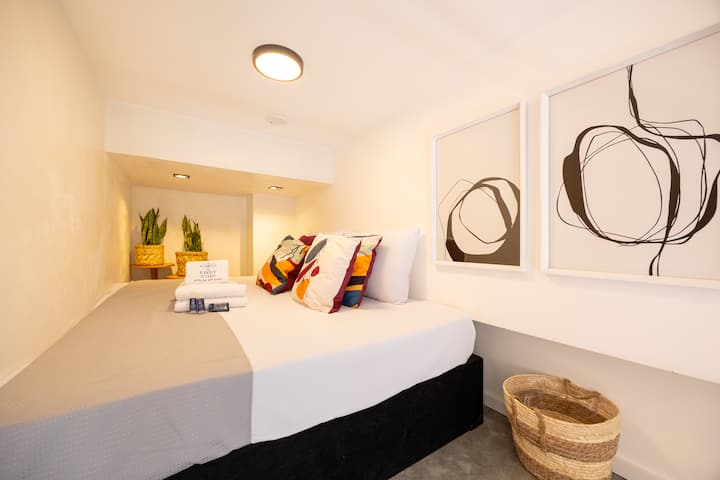 ⚠️ 重要信息：
这套单间公寓设有夹层（非双层公寓）。 双人床所在的空间高1.45米，无法站立。