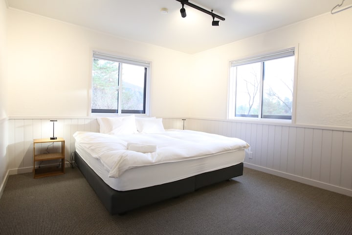 我们提供一间带加大双人床的大卧室。