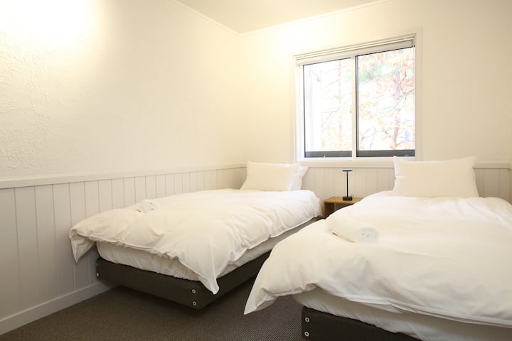 这间卧室将布置为2张1米宽单人床。