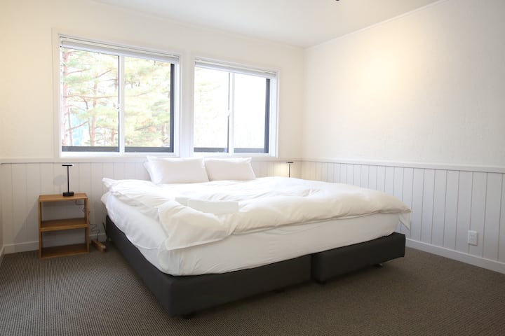 这间卧室将布置为1张加大双人床。