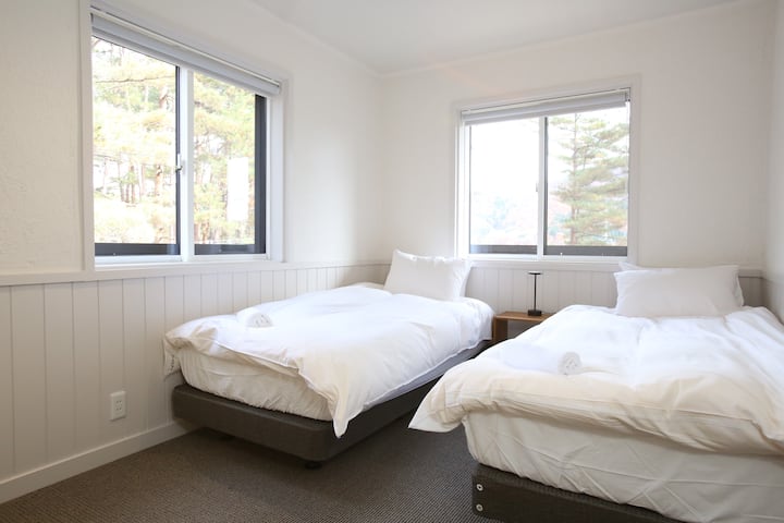 这间卧室将提供2张1米宽单人床。