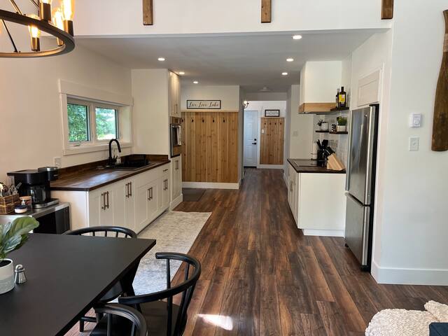 5 beds/1 King/beach/garage game room and dining gallery image 4