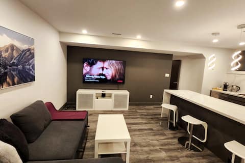 Top Airbnb: Luxury Hidden Gem with private own entrance in Don Valley East
