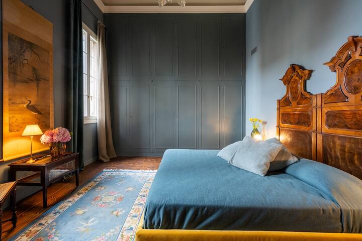 Venetian palace with canal view gallery image 2