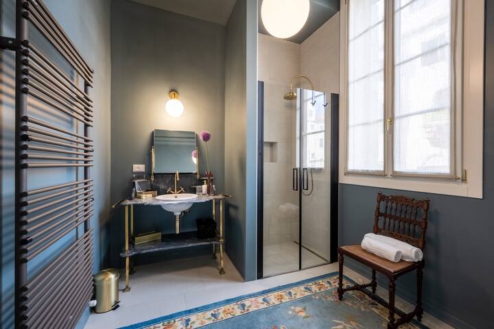 Venetian palace with canal view gallery image 4