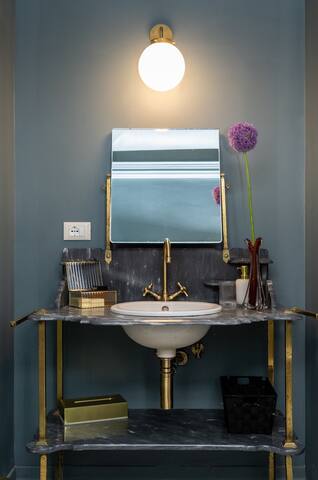 Venetian palace with canal view gallery image 5