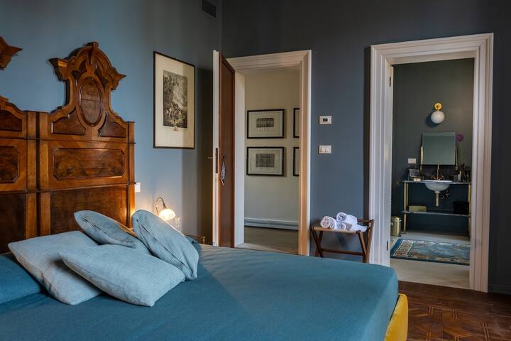 Venetian palace with canal view gallery image 3