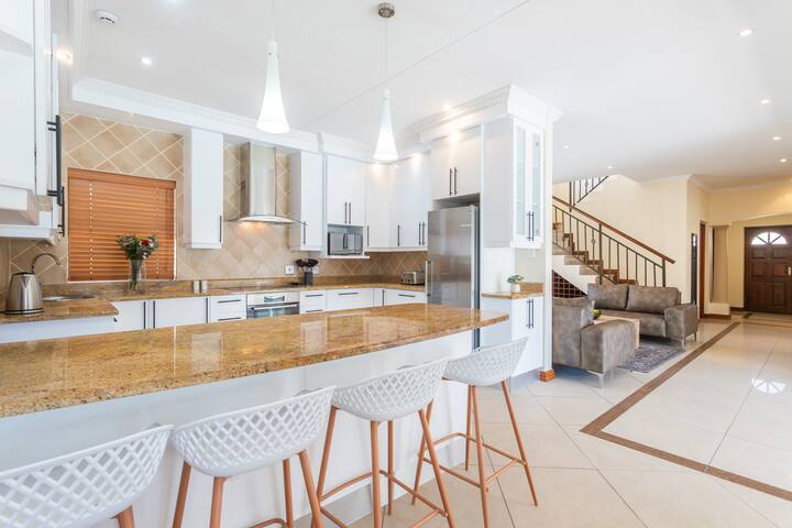 Villa Amara | Luxurious 10 Sleeper, Heated Pool gallery image 3