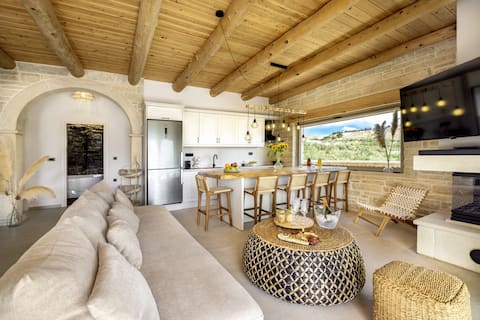 Successful Airbnb property: Elegant Cretan Villa with Private Pool & Jacuzzi in Δήμος Χανίων