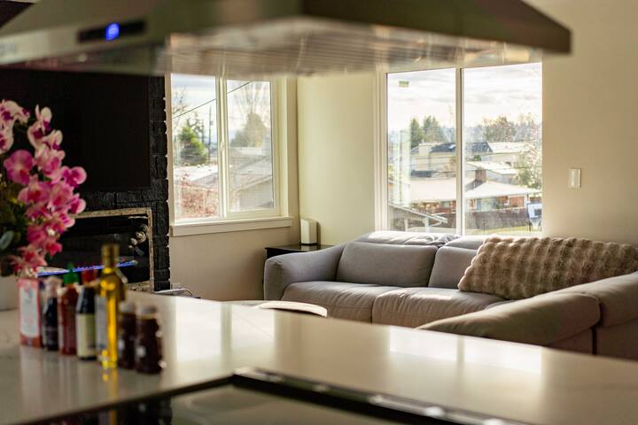 Seattle Skyline Retreat | Welcome to 20 Guests gallery image 2