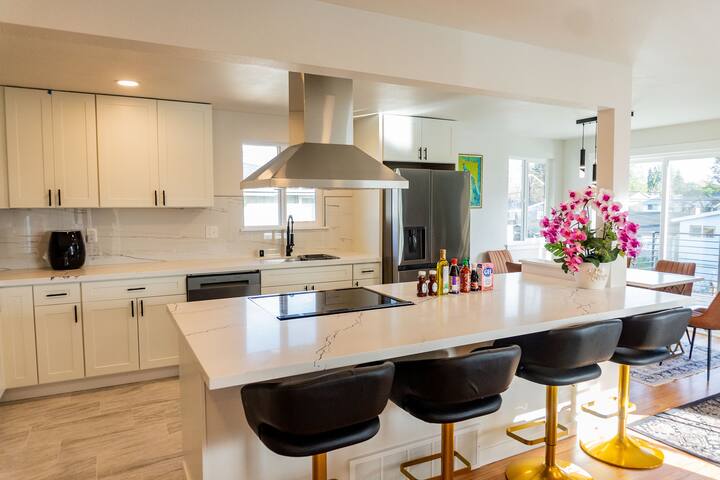 Seattle Skyline Retreat | Welcome to 20 Guests gallery image 4