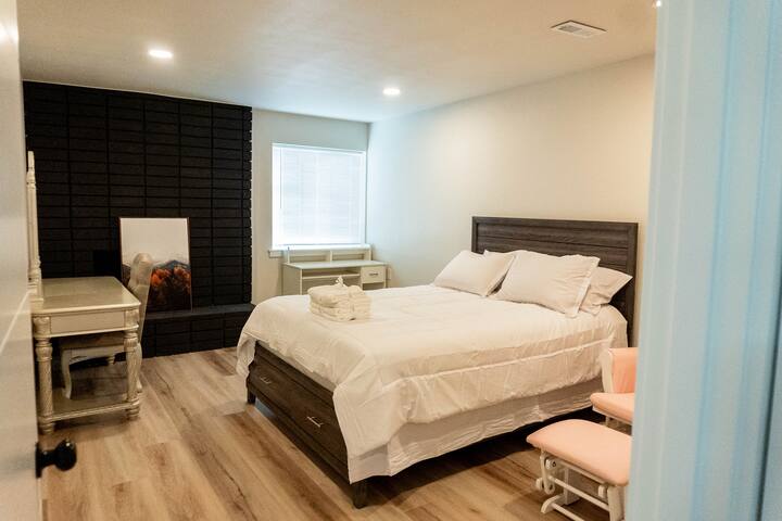 Seattle Skyline Retreat | Welcome to 20 Guests gallery image 5