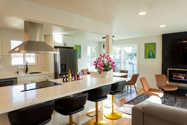 Seattle Skyline Retreat | Welcome to 20 Guests gallery image 3