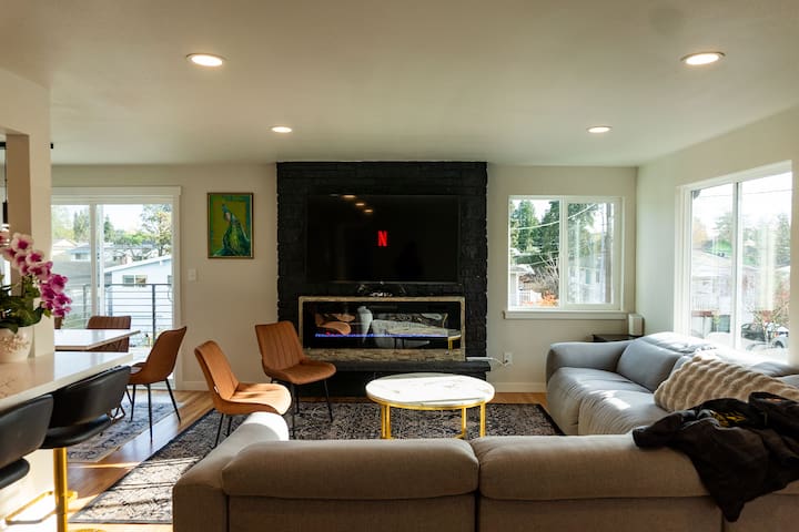 Seattle Skyline Retreat | Welcome to 20 Guests