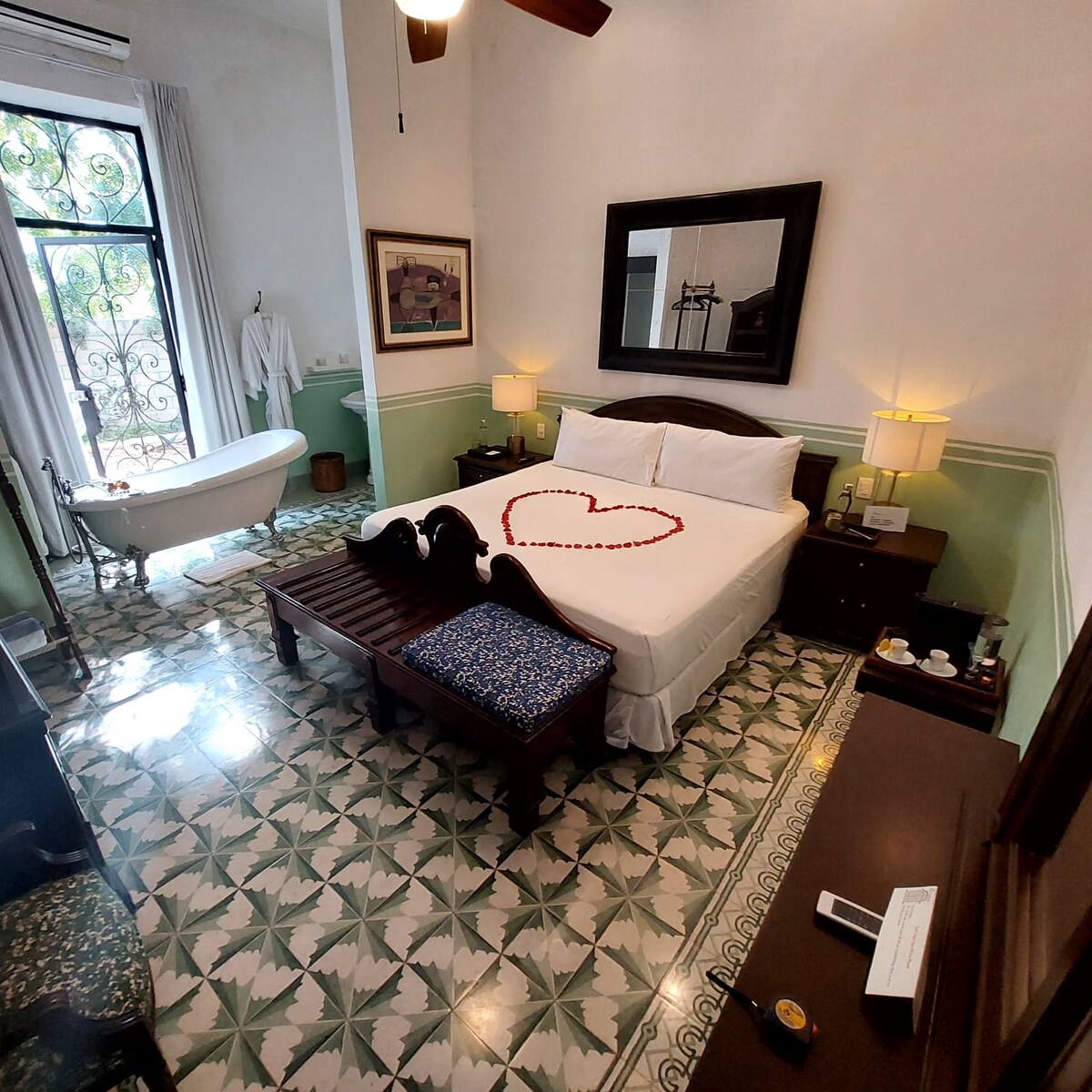 Habitación Rosa: брачен кревет, француска када и приватен базен од камен на Маите.