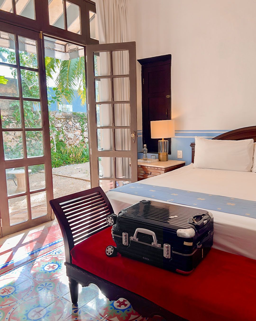 Habitación Gregoria: брачен кревет и елегантен приватен базен од камен на Маите.