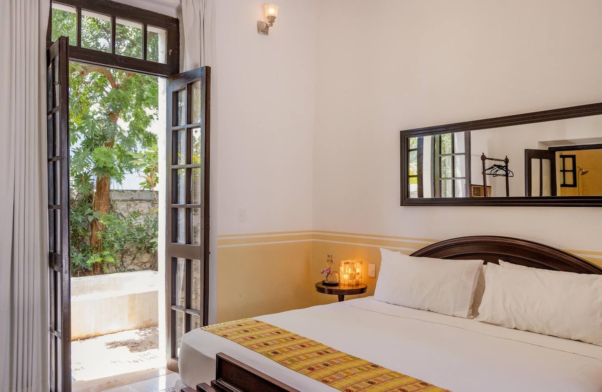 Habitación Nicolaza: брачен кревет со мирен приватен базен од камен на Маите.