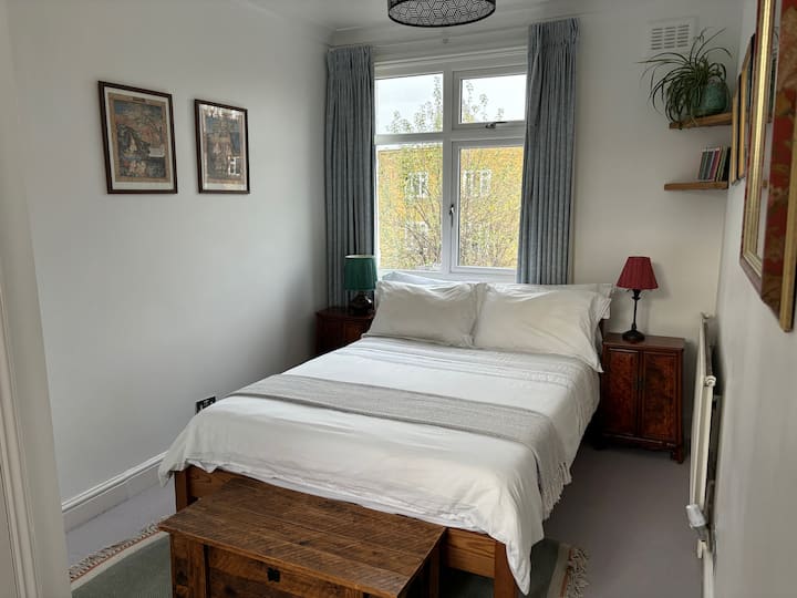 El dormitorio 4 cuenta con una cama doble y ventanas de doble aspecto con vistas tanto al jardín como a la calle, que proporcionan una excelente ventilación durante los meses más cálidos.