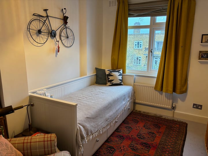 El dormitorio 3 incluye un sofá cama versátil que se puede utilizar como cama individual o expandirse en una cama tamaño queen. La habitación también cuenta con una cuna para bebés/niños pequeños y ofrece vistas serenas al jardín.