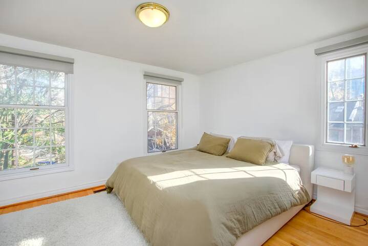 Spacious Townhouse gallery image 5