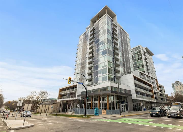 Luxury Downtown Condo - Minimum 90 Day Stay - Victoria