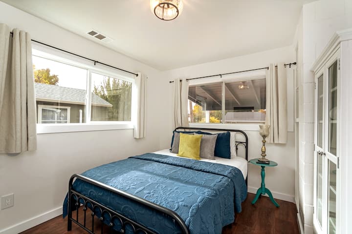Terceiro quarto com cama queen e banheiro.