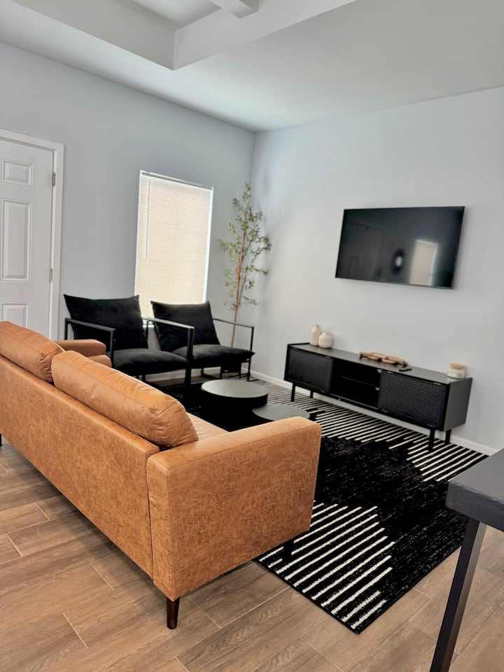 Sleek Boho 1br |Steps From The Shops| Superhost - McAllen