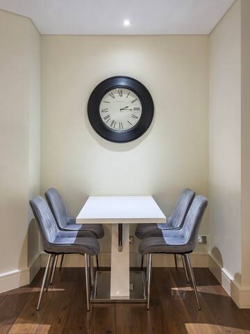 Cosy Central London 3 Bedroom gallery image 2