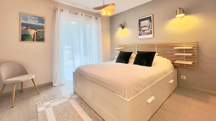 Espace suite parentale avec chambre dotée d'un lit Queen size donnant sur terrasse et piscine. 