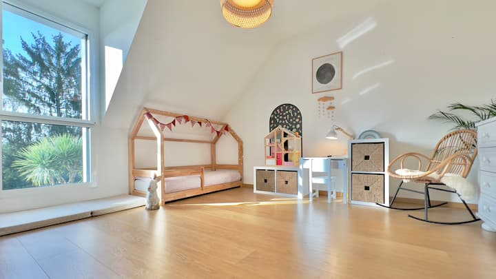 Chambre d'enfants avec petit lit cabane exposée plein sud donnant sur jardin et piscine. Elle bénéficie d'un grand dressing