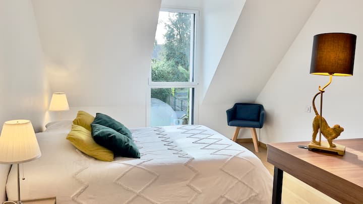 Chambre avec lit double, exposée plein sud donnant sur jardin et piscine. Elle bénéficie d'un espace bureau