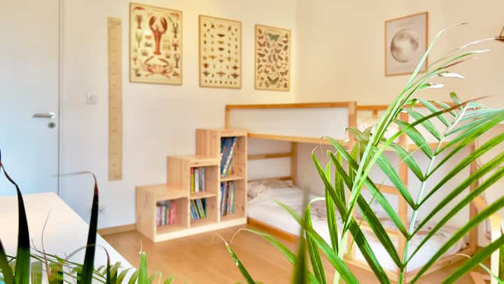 Chambre d'enfants avec lit superposé exposée plein sud donnant sur jardin et piscine. Elle bénéficie d'un grand dressing