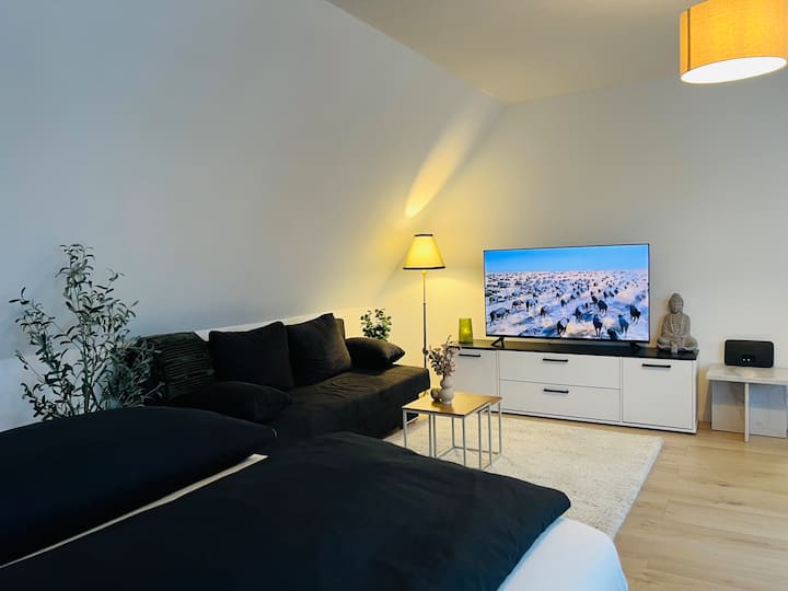 Kitanda cha sofa kilicho na eneo la kulala lenye upana wa sentimita 140 kinatoa chaguo la ziada la kulala lenye starehe.