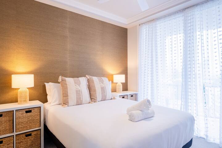 Glavna spavaća soba: elegantna spavaća soba s bračnim krevetom, prirodnim svjetlom i mekim tonovima.