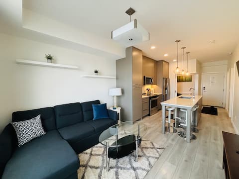 Popular Airbnb listing: Guest Favourite | Top-Floor Condo | Gym & Parking in Cornerstone