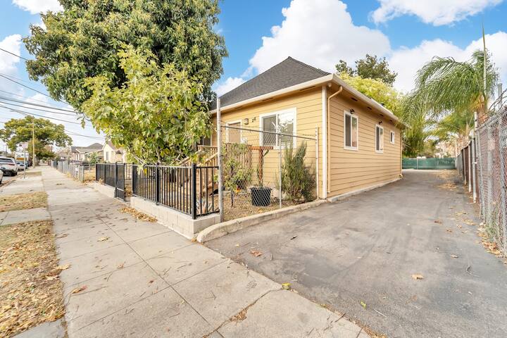 3b2a Haven Downtown SJ, spacious onsite parking gallery image 2