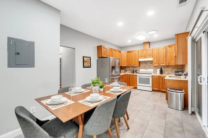 3b2a Haven Downtown SJ, spacious onsite parking gallery image 5