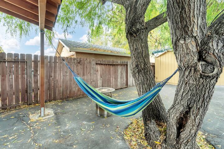 3b2a Haven Downtown SJ, spacious onsite parking gallery image 4