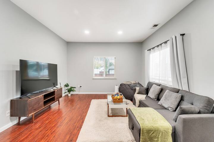 3b2a Haven Downtown SJ, spacious onsite parking gallery image 3