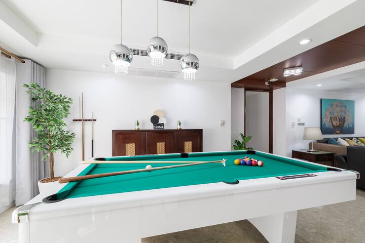 Large Lux 3BR Suite • Pool Table• Soi 11• Nana BTS gallery image 4